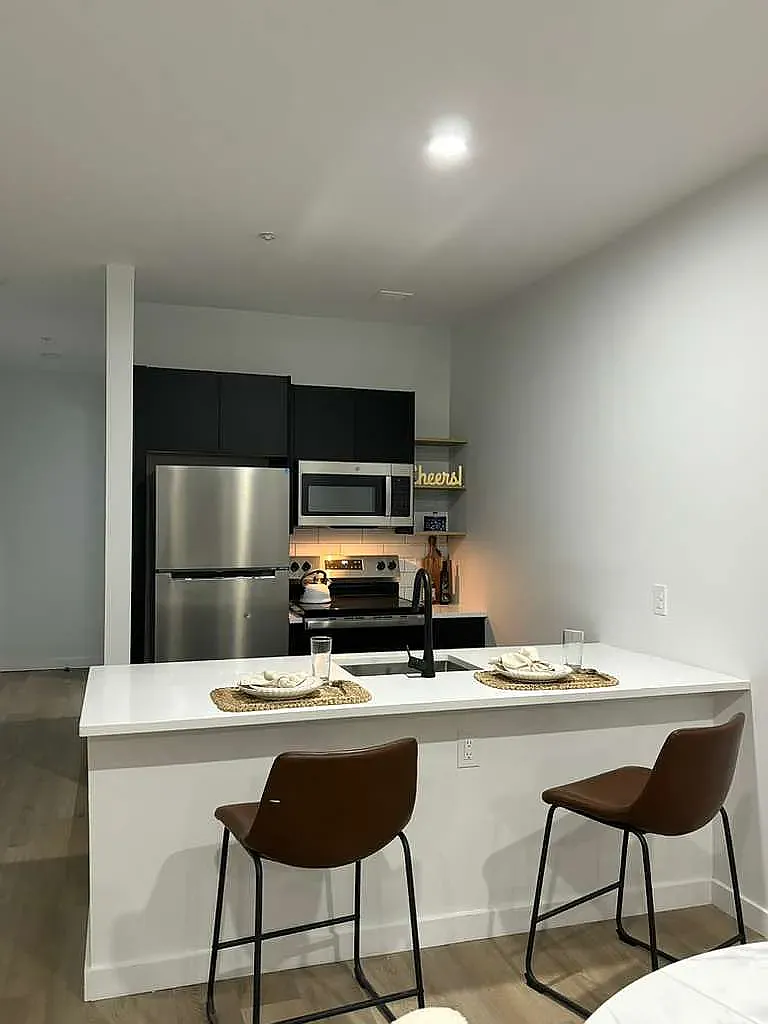 1 bed, 605 sqft, $2,400 — Photo 1