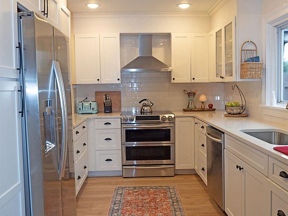 3rd image of 228 Riverbend Dr