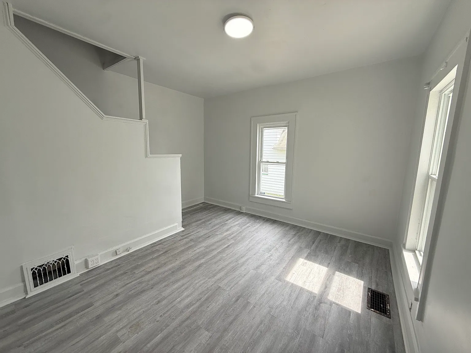 358 Russell St — Photo 2