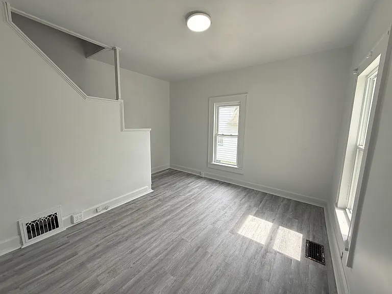 358 Russell St — Photo 2