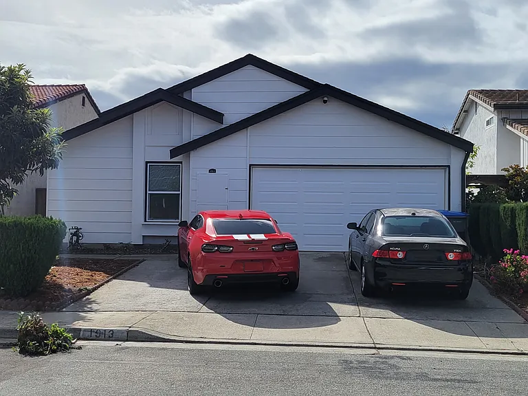 1913 Edgestone Cir — Photo 1