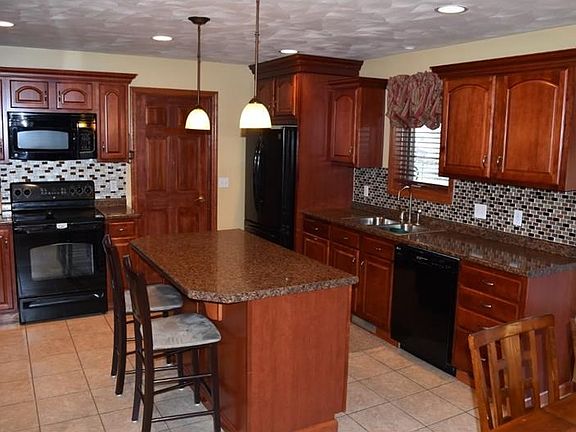 3rd image of 739 Westminster Dr
