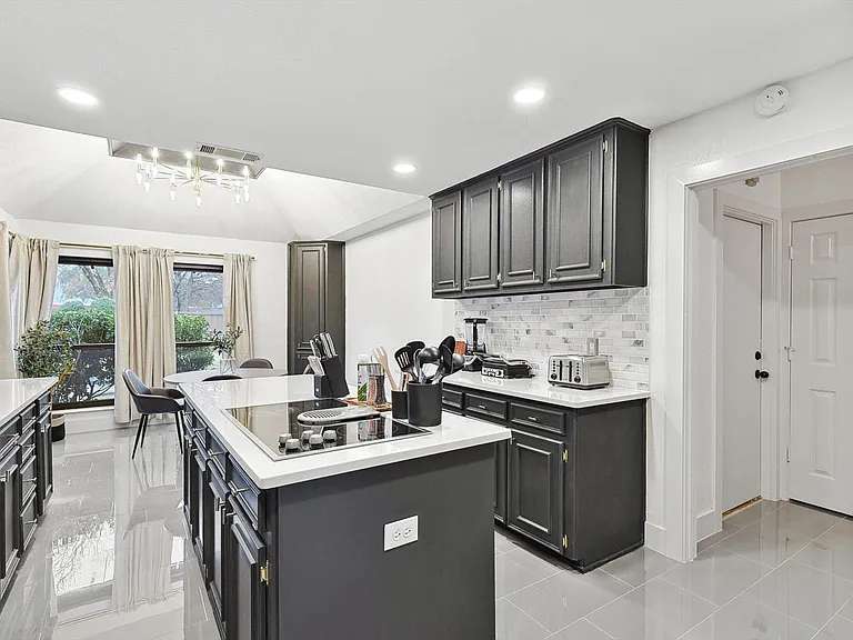 2420 Vista Glen Ln — Photo 12