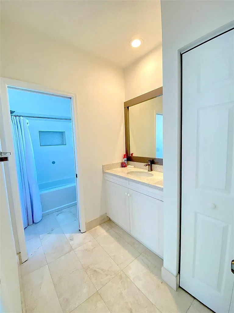 4 bed, 3.0 bath, 2169 sqft, $4,650 — Photo 4