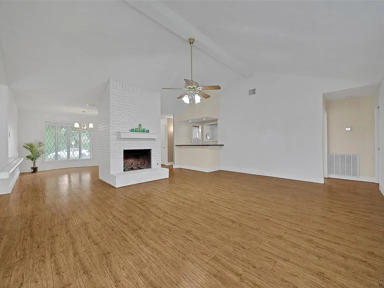 626 Park Knoll Ln — Photo 3