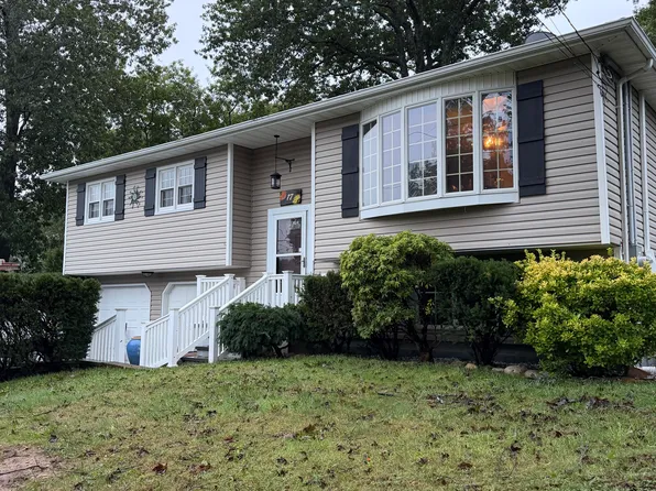 17 Joyce Dr, Riverhead, NY 11901