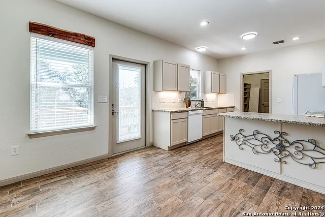 3 bed, 2.0 bath, 1560 sqft, $2,150 — Photo 4