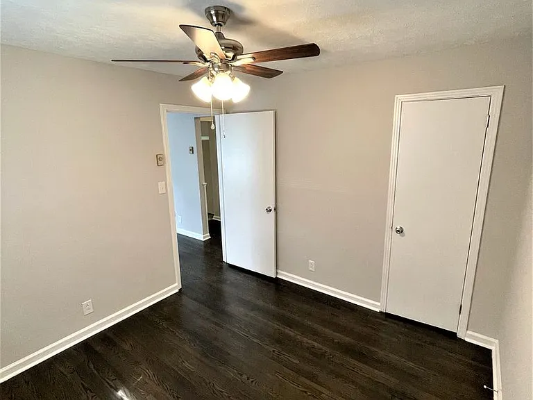 Martha Ln - 408 — Photo 5