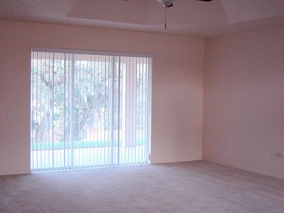 Living room with tray ceiling