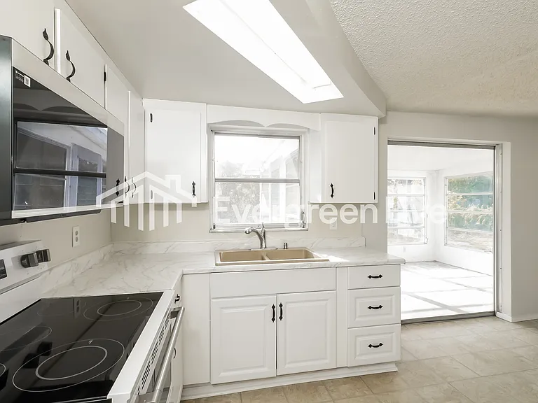 1146 Classic Dr — Photo 7