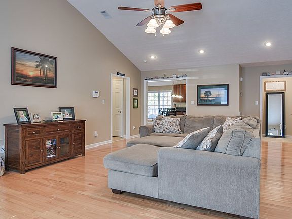 4th image of 504 Douglas Dr
