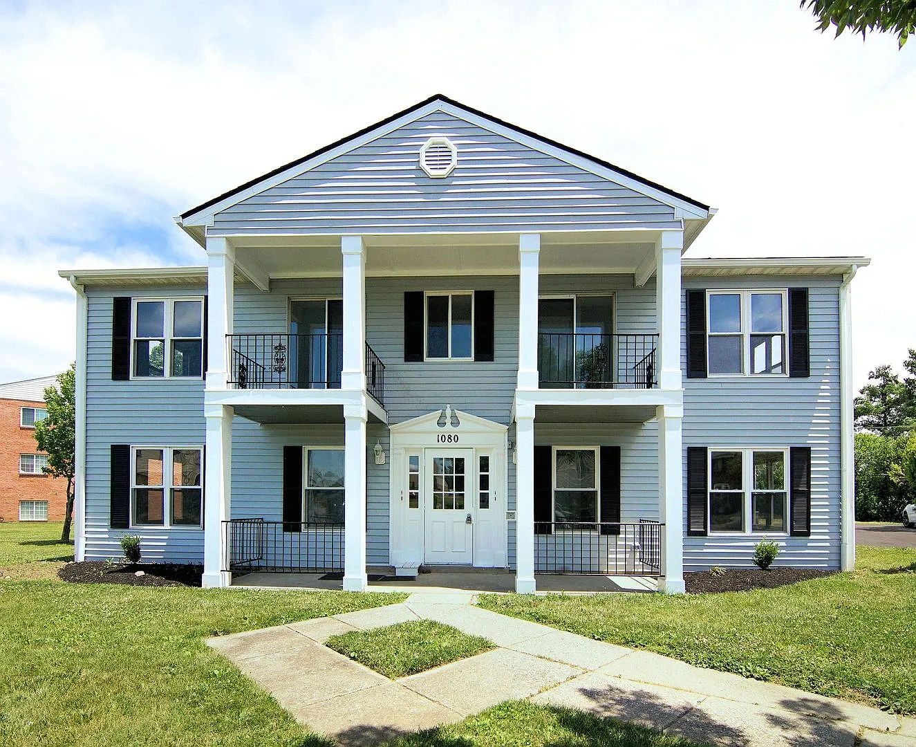 2 Bedroom, 1 Bathroom Apartment with Patio or Balcony at Parkridge Ct. - 960 Sq Ft — Photo 1
