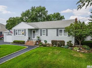 1526 9th St, West Babylon, NY 11704