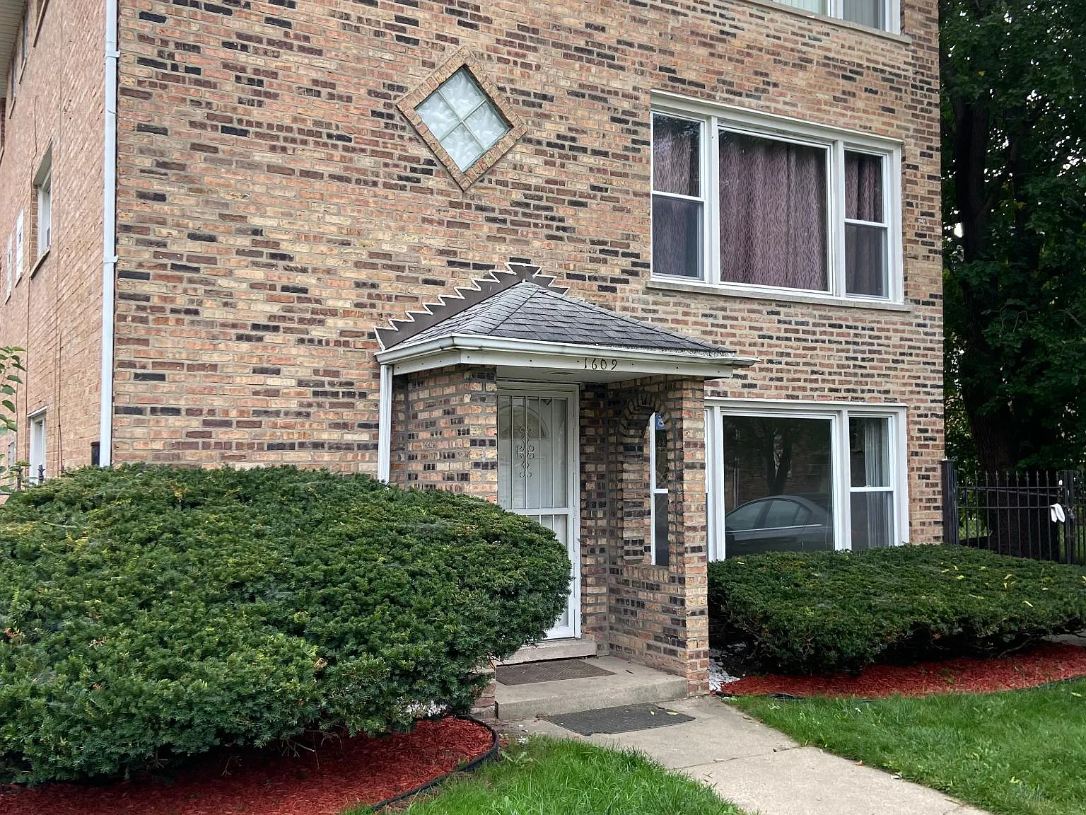 3 bed, 1300 sqft, $1,900 — Photo 3