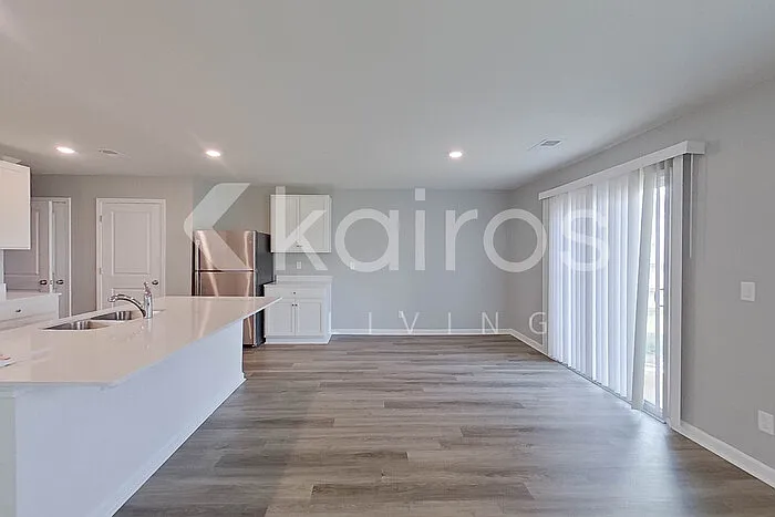 4 bed, 2.5 bath, 1927 sqft, $2,075 — Photo 3