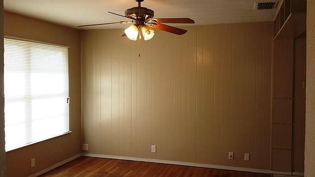 2nd image of 884 Harbor Dr