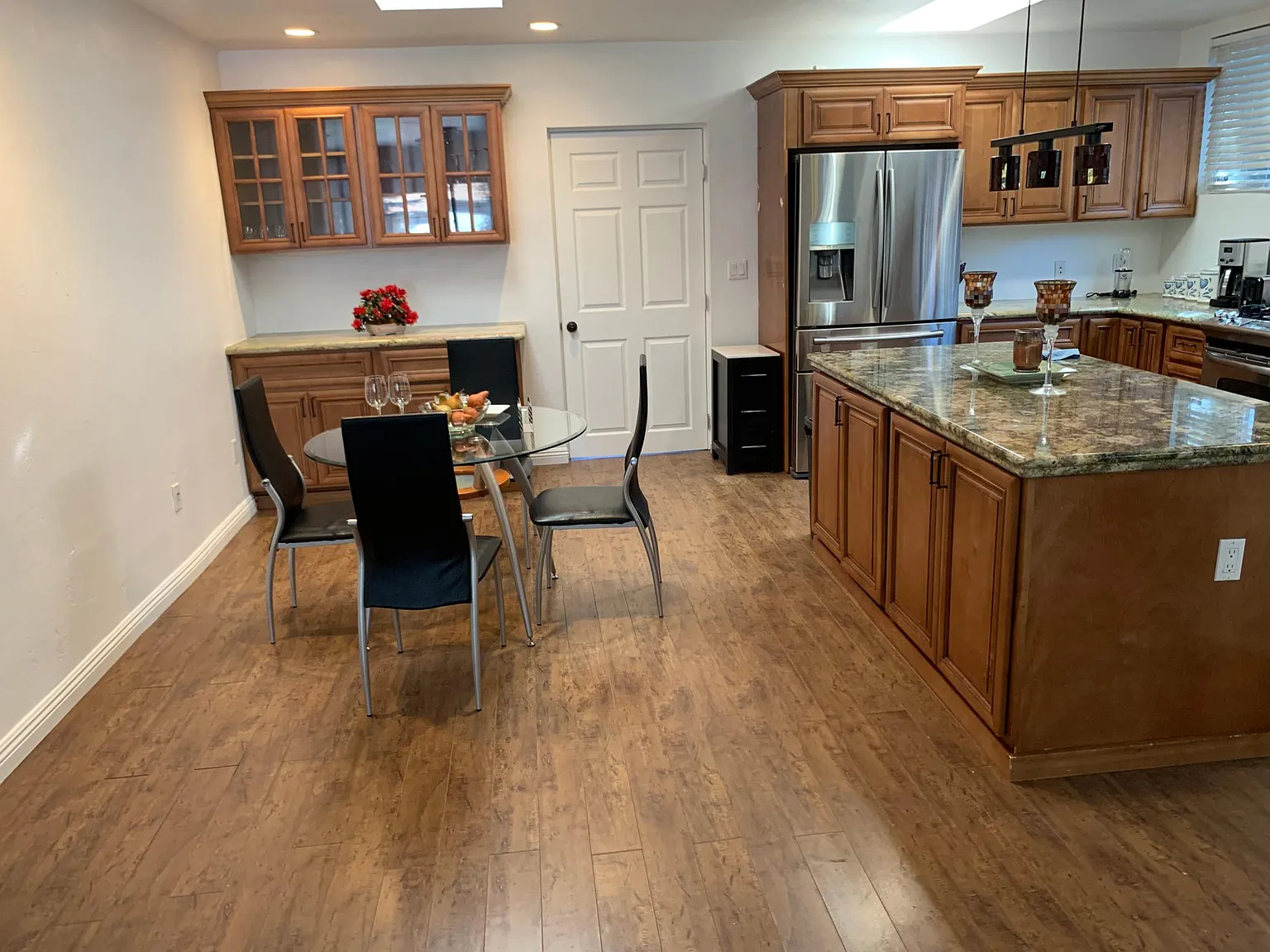 4 bed, 2000 sqft, $6,900 — Photo 4