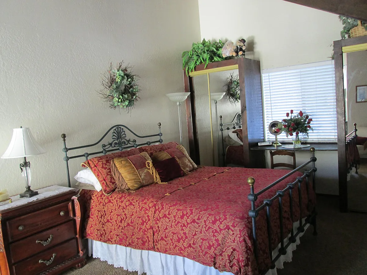 Master Bedroom Loft, Queen Size Bed, Dresser and 2 Mirrored - 233 S Benjamin Dr #B