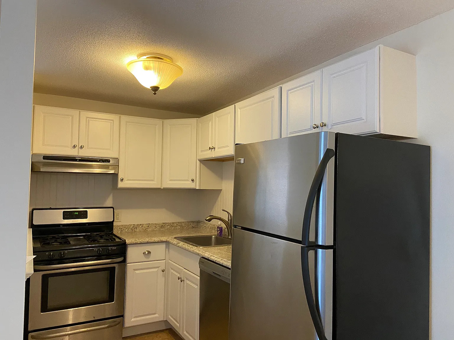1 bed, 750 sqft, $1,400 — Photo 3