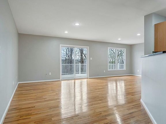 4th image of 71 Woods Edge Dr