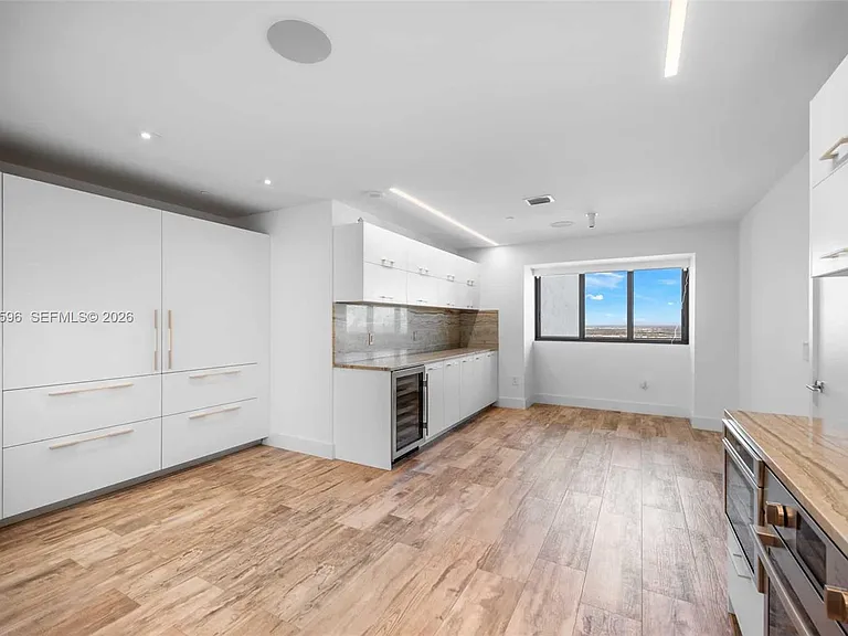 650 NE 32nd St #Penthouse 5201 — Photo 10
