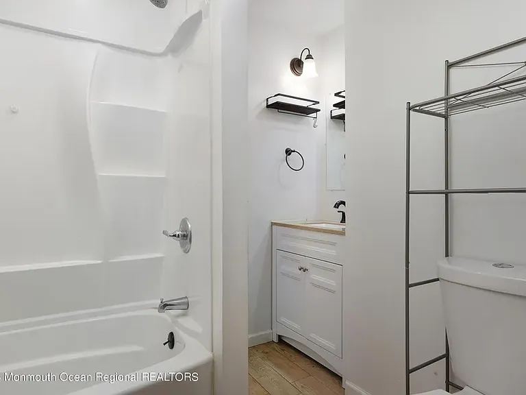424 Seaman Ave — Photo 13