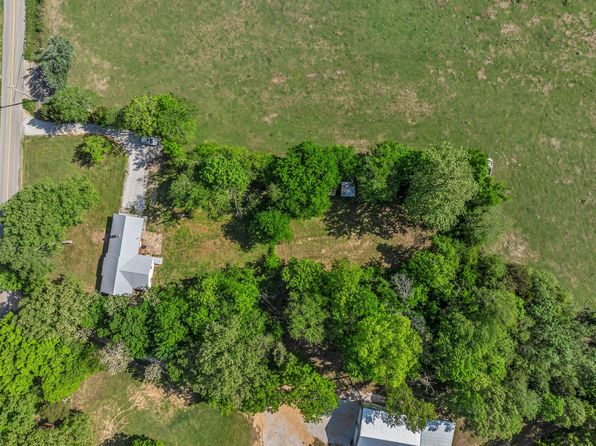 1025 Greenwood Rd, Charlotte, TN 37036