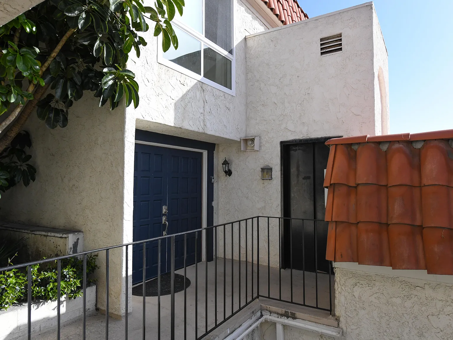 2 bed, 2.5 bath, 1381 sqft, $6,750 — Photo 2