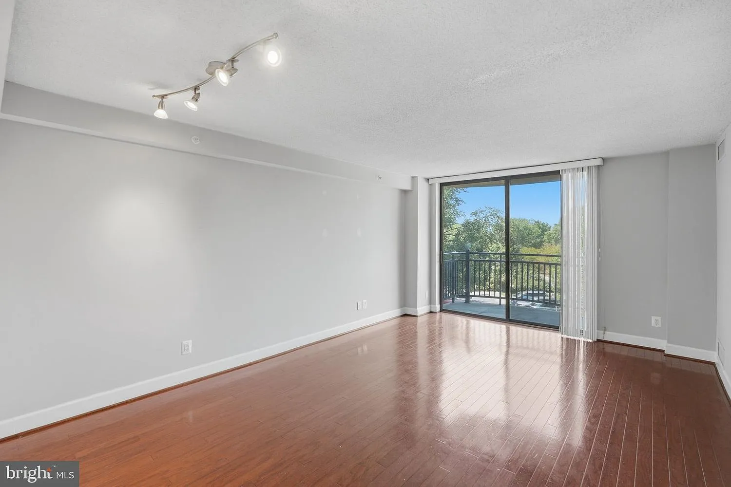 1 bed, 700 sqft, $2,200 — Photo 2