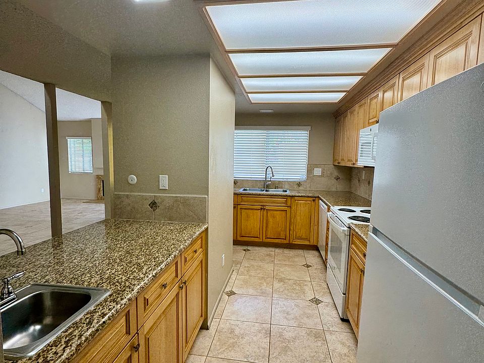 1st image of 3882 Radcliffe Ln