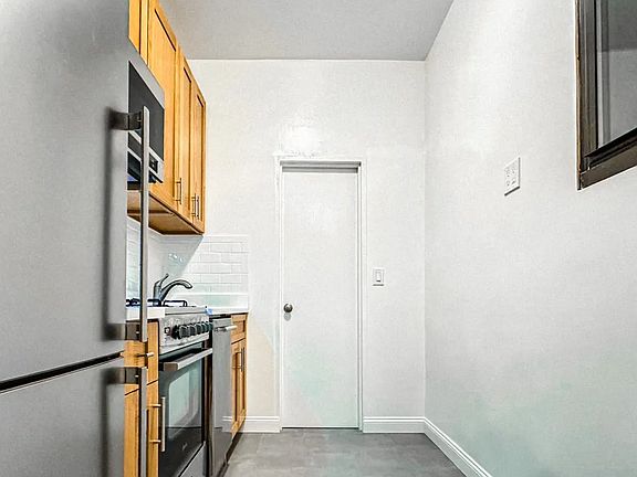 3rd image of 213 E 84th St APT 1A