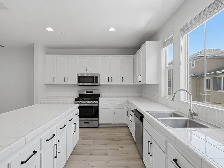 1645 Old Barn Ln — Photo 4