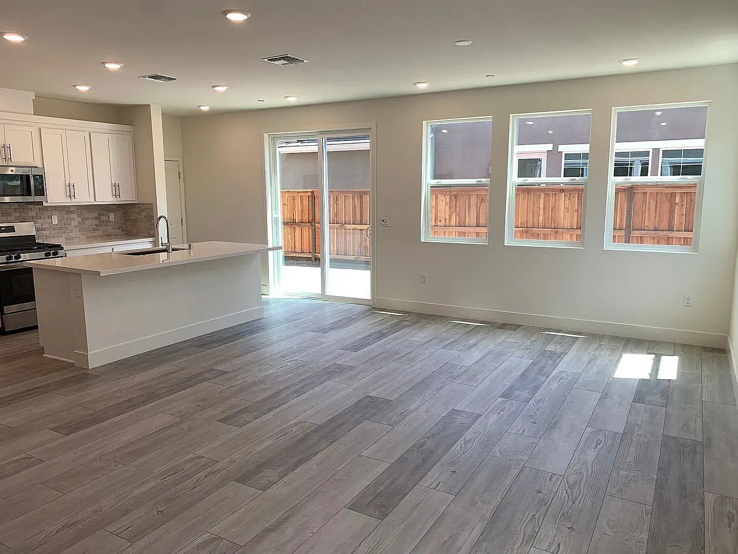 4 bed, 1992 sqft, $2,950 — Photo 3