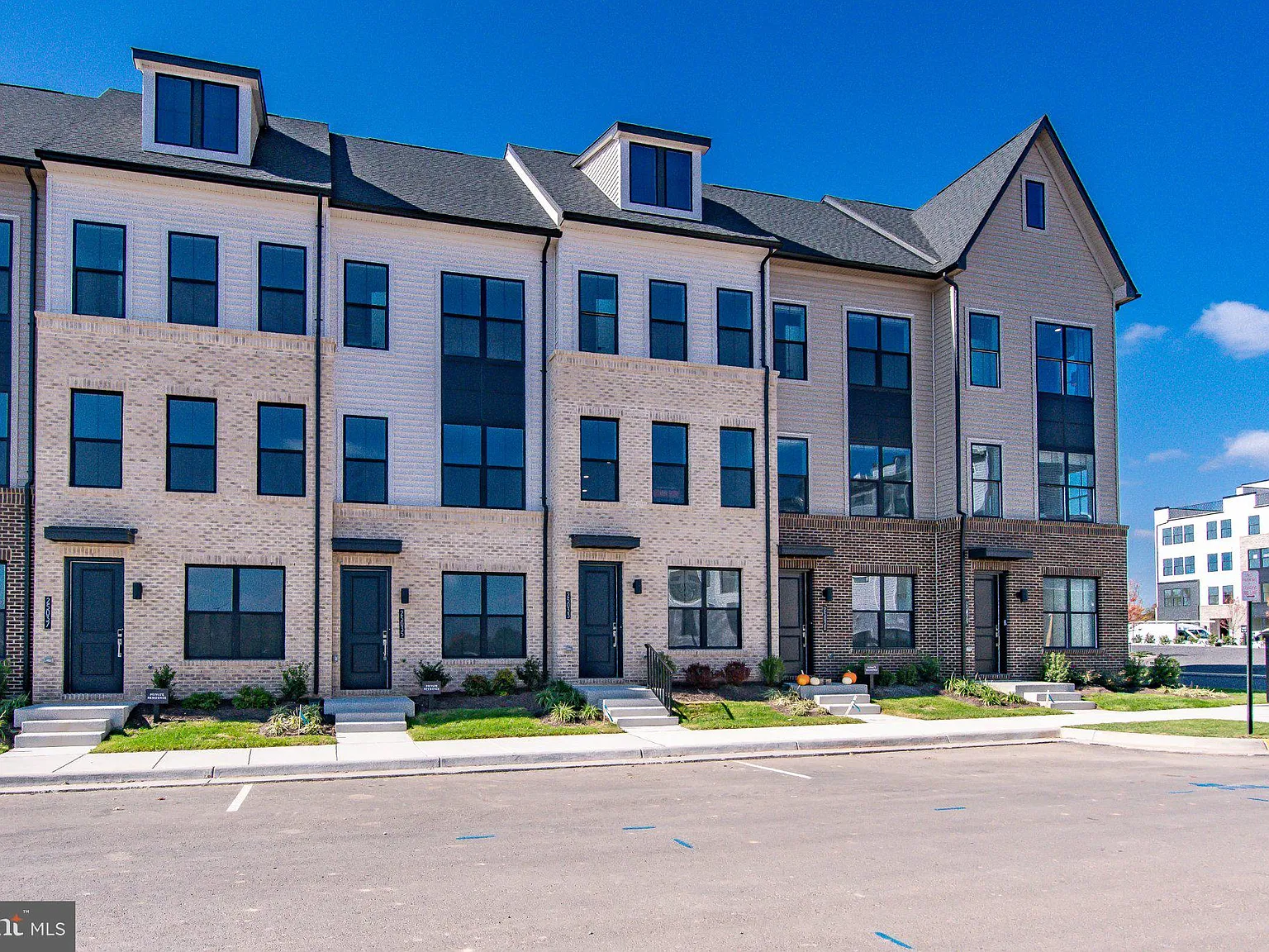3 bed, 3.5 bath, 1776 sqft, $3,295 — Photo 3