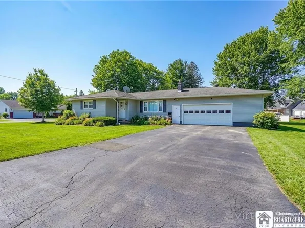 17 Plymouth Ave, Franklinville, NY 14737