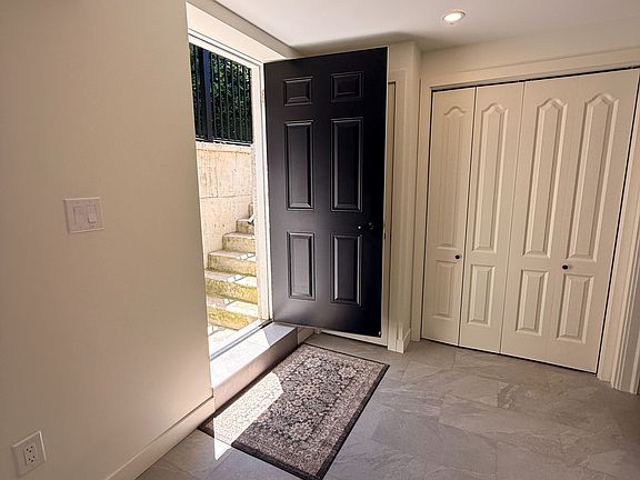 4th image of 31 Brenlyn Ct