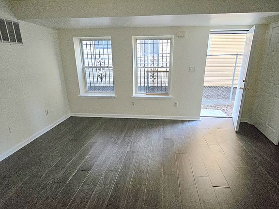 3rd image of 115 Leslie St #C1
