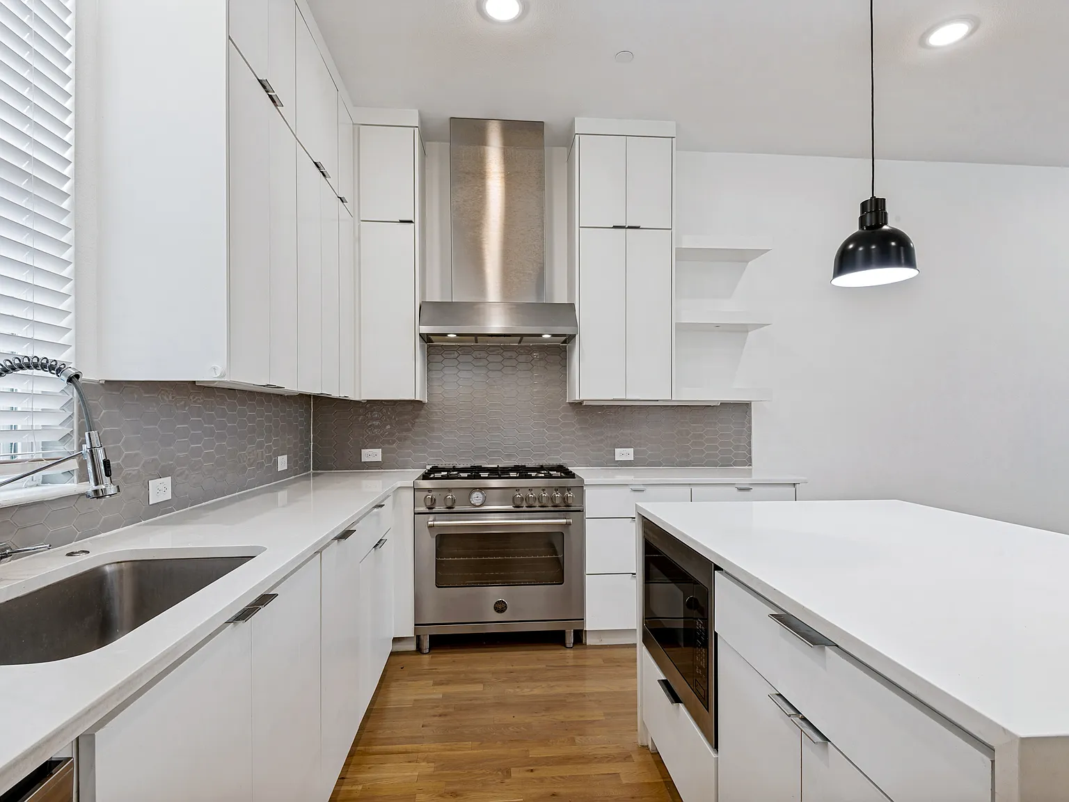 3 bed, 3.5 bath, 1749 sqft, $3,400 — Photo 2
