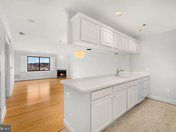 1050 N Stuart St APT 817, Arlington, VA 22201