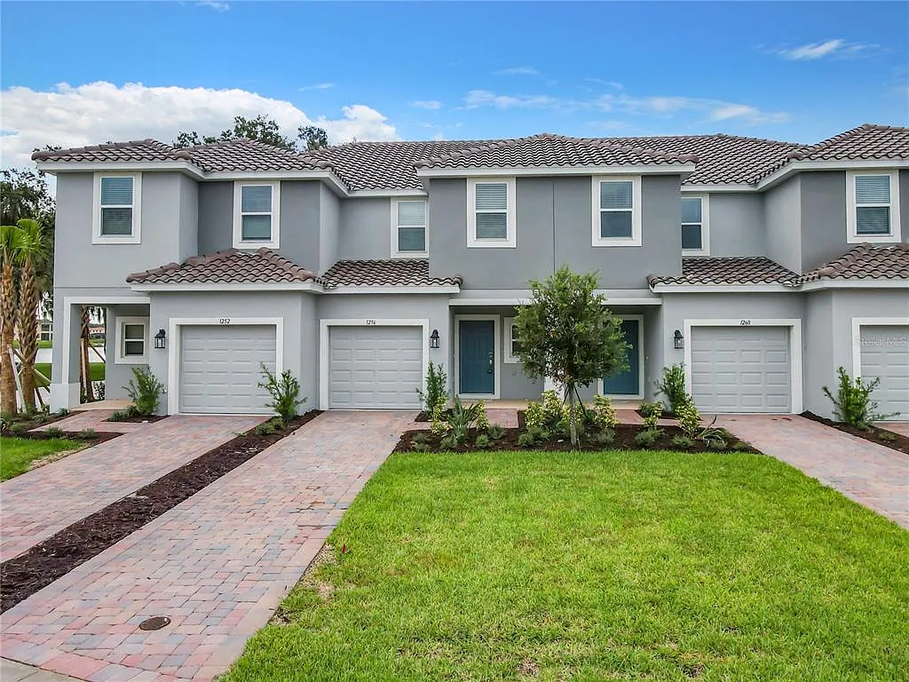 3 bed, 2.5 bath, 1365 sqft, $2,050 — Photo 2