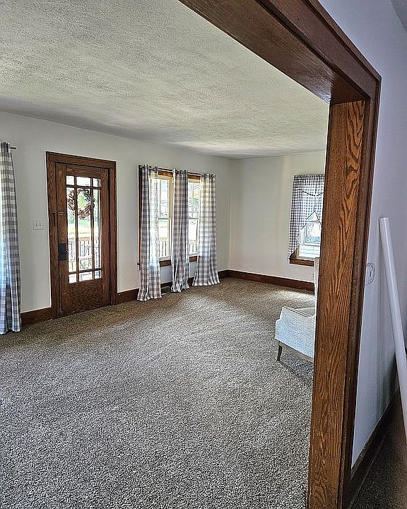 2nd image of 686 E Main St