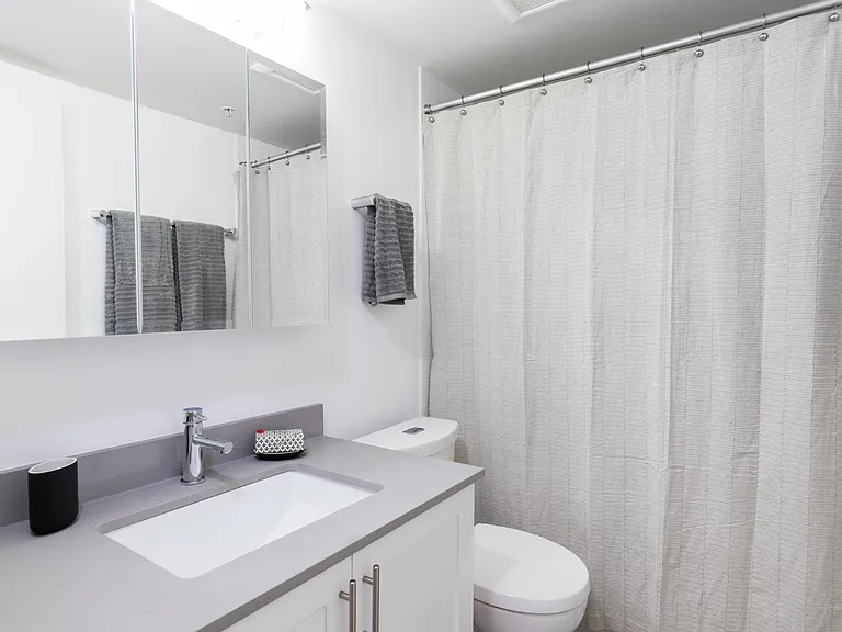 1033 Haro St — Photo 7