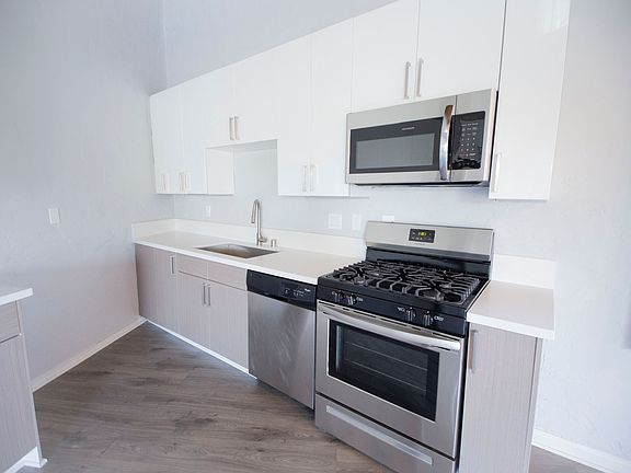 5th image of 415 N Venice Blvd #1