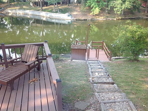 Stairs from deck to dock