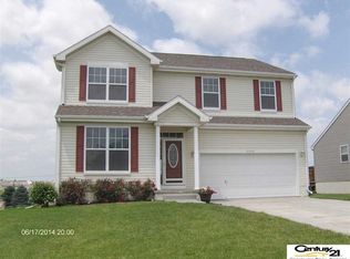 2104 Walnut Creek Dr, Papillion, NE 68046