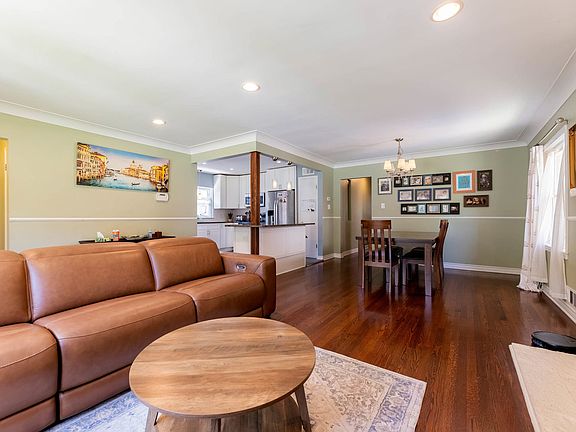 4th image of 10218 S Wood St
