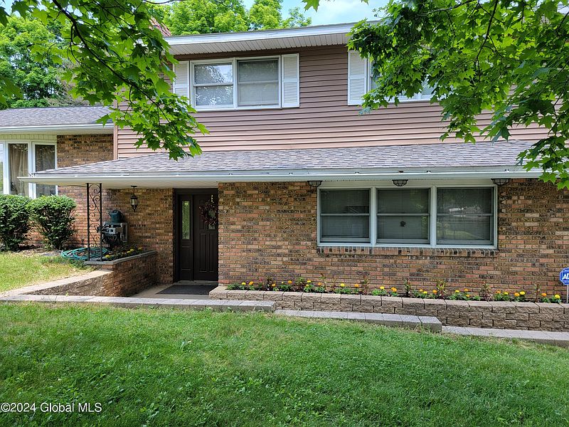 4th image of 24 Pleasantview Avenue