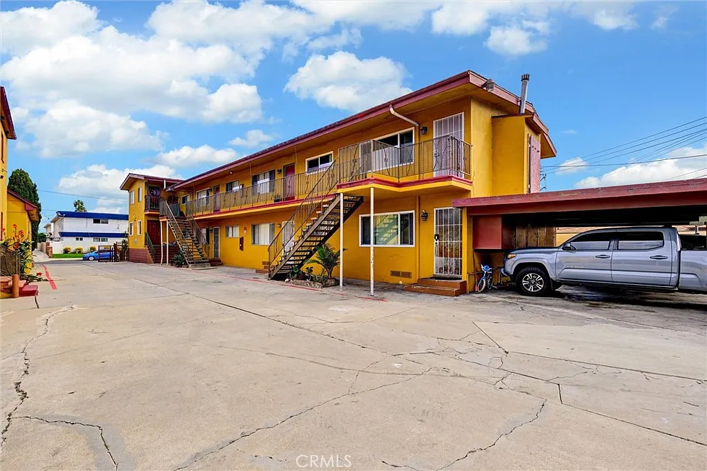2 bed, 690 sqft, $2,350 — Photo 2