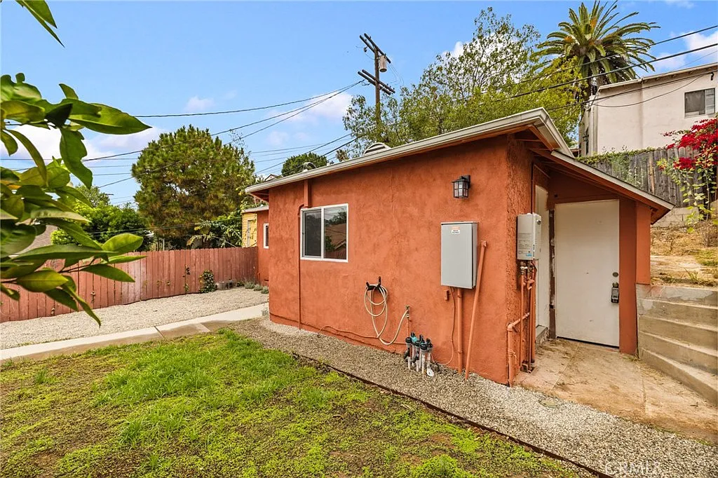 2 bed, 800 sqft, $3,850 — Photo 3