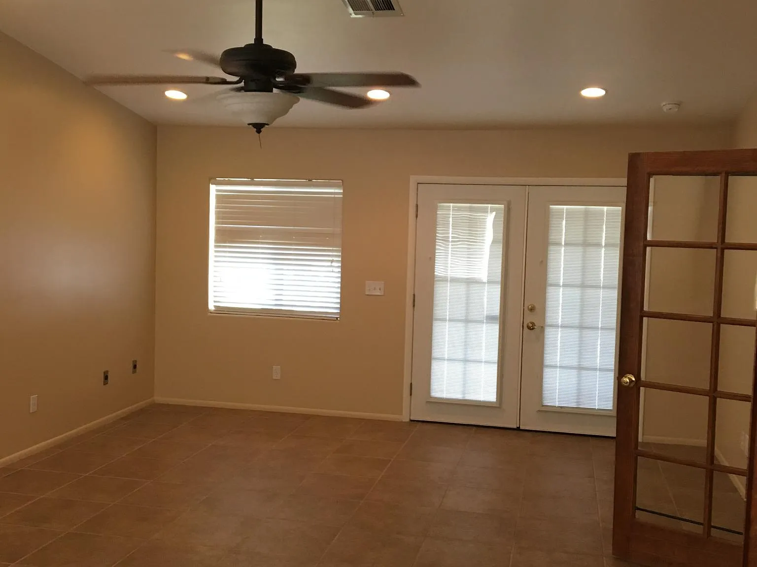 3 bed, 1950 sqft, $3,000 — Photo 3